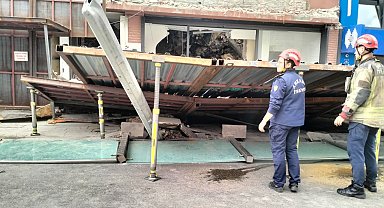 Ankara'da, yıkımı yapılan binanın çevresine çekilen bariyer caddeye devrildi; 3 yaralı