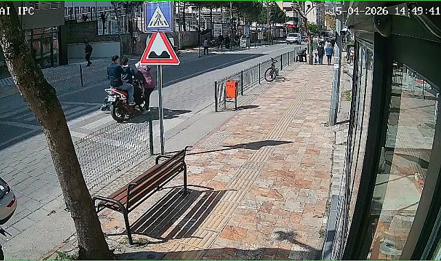 Anne ve bebeğine motosikletin çarptığı kaza kamerada