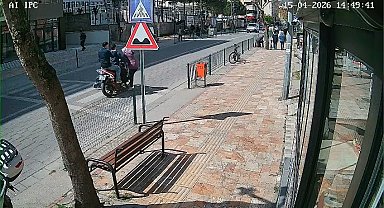 Anne ve bebeğine motosikletin çarptığı kaza kamerada