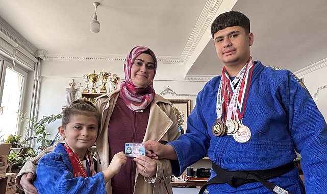 Annelerinin antrenmana götürmek için ehliyet aldığı judocu kardeşler, şampiyon oldu