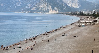 Antalya'da sıcak havayı fırsat bilenler sahile akın etti