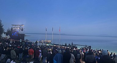 Anzak askerler Gelibolu'da 'Şafak Ayini' ile anıldı