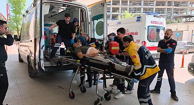 Aracını tamir için getirdiği iş yerinde motosikletli kişilerin silahlı saldırısında yaralandı