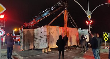 Arnavutköy'de TIR devrildi, yol trafiğe kapandı