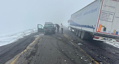 Artvin- Ardahan yolunda hafif ticari araç ile TIR'ın çarpıştığı kaza kamerada: 2 yaralı