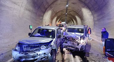 Artvin'de hafif ticari araç ile kamyonet çarpıştı; 7 yaralı