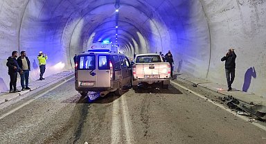 Artvin'de tünelde 7 kişinin yaralandığı kaza kamerada