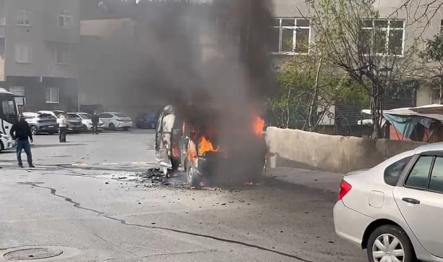 Ataşehir'de hafif ticari araç alev alev yandı