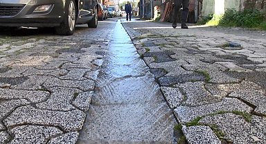 Ataşehir'de şebeke suyunu taşıyan boru patladı; 1 haftadır akıyor parası bizden çıkıyor