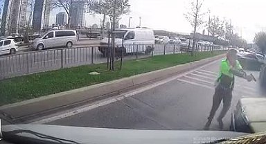 Ataşehir'de uygulamadan kaçmak isteyen otomobil sürücüsü polis tarafından yakalandı