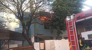 Avcılar'da boşaltılan 3 katlı anaokulunun çatısı alev alev yandı