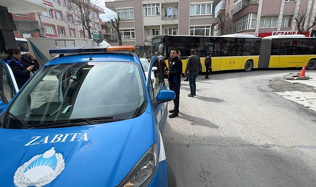 Avcılar'da hatalı park edip trafiği kilitledi; sürücüler tepki gösterdi