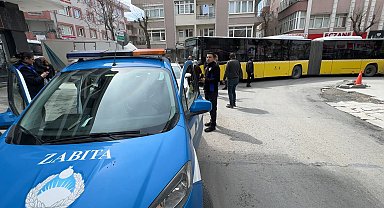 Avcılar'da hatalı park edip trafiği kilitledi; sürücüler tepki gösterdi