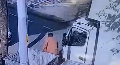 Avcılar'da kargo aracından cep telefonu hırsızlığı kamerada