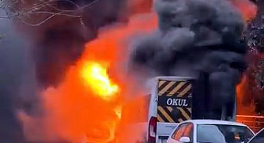 Avcılar'da park halindeki servis minibüsü alev alev yandı