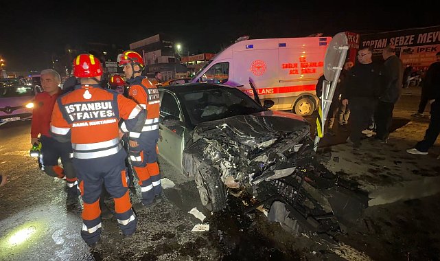 Avcılar'da seyir halindeki iki otomobil kafa kafaya çarpıştı: 4 yaralı