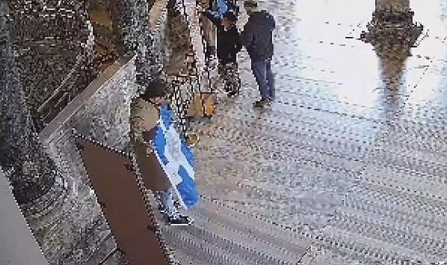 Ayasofya Camii'nde dini ve ideolojik içerik taşıyan sembolik bayrak açan 2 şüpheli tutuklandı