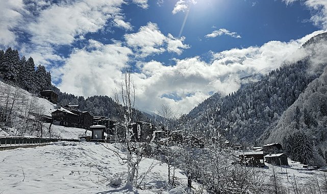 Ayder Yaylası'na nisanda kar yağdı