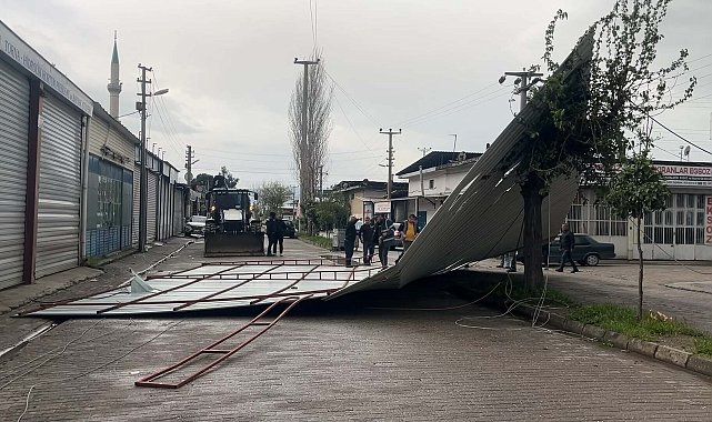 Aydın'da fırtına nedeniyle iş yerinin çatısı uçtu