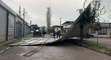 Aydın'da fırtına nedeniyle iş yerinin çatısı uçtu