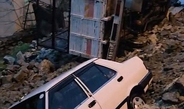 Aydın'da sağanak; istinat duvarı çöktü, bazı evleri su bastı