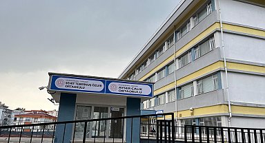 Ayser Çalık Ortaokulu'nun tabelası, yeni binaya asıldı