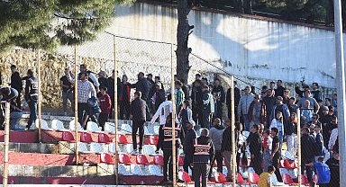 Ayvalık'ta maç sonu saha karıştı