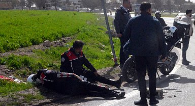 Babasından izinsiz aldığı otomobille polislere çarptı: 2 yaralı