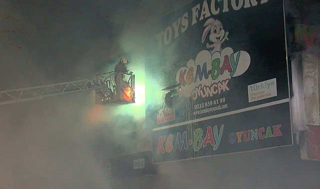 Bağcılar'da 2 katlı oyuncak mağazasında çıkan yangın söndürüldü