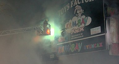 Bağcılar'da 2 katlı oyuncak mağazasında çıkan yangın söndürüldü
