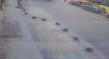 Bağcılar'da yolun karşısına geçmeye çalışan öğrenciye İETT otobüsü çarptı; kaza kamerada