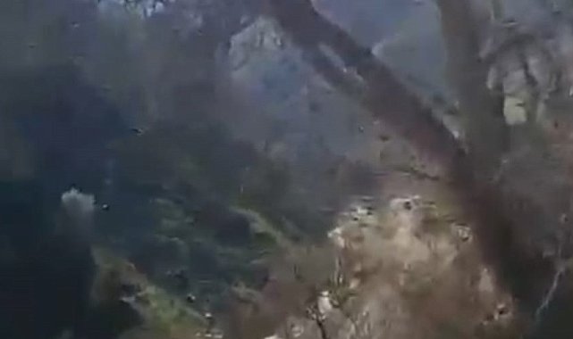Bahçesaray'da mahalle yoluna inen heyelan kamerada