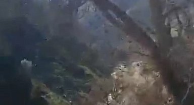 Bahçesaray'da mahalle yoluna inen heyelan kamerada