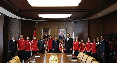 Bakan Bak, Milli güreşçileri kabul etti