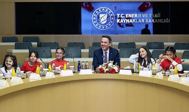 Bakan Bayraktar, çocuklarla bir araya geldi