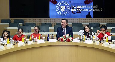 Bakan Bayraktar, çocuklarla bir araya geldi
