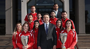 Bakan Bayraktar, Milli güreşçileri ağırladı