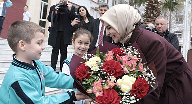 Bakan Göktaş, Bakü Türk Anadolu Lisesi'ni ziyaret etti
