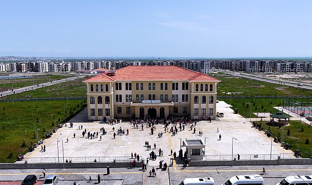 Bakan Kurum: Yepyeni bir okulda, bayramın heyecanı başka oluyor