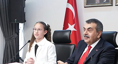 Bakan Tekin, koltuğunu 11 yaşındaki Defne'ye devretti