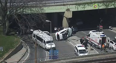Bakırköy'de takla atıp alt geçide çarpan otomobilin sürücüsü yaralandı