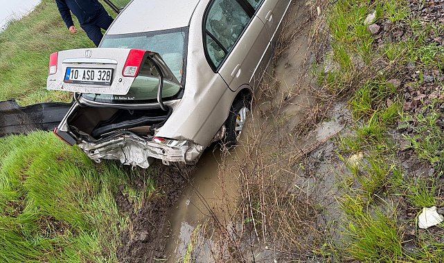 Balıkesir'de otomobil araziye yuvarlandı: 3 yaralı