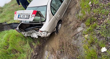 Balıkesir'de otomobil araziye yuvarlandı: 3 yaralı