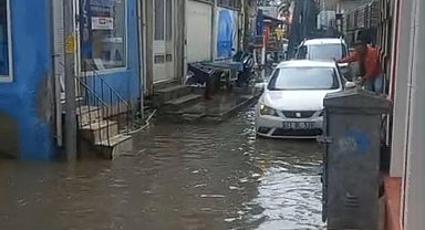 Balıkesir'de sağanak; cadde ve sokaklar göle döndü