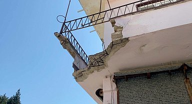 Balkon çöktü, baba ve engelli oğlu yaralandı