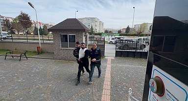 Balkondan girip yatağında uyuyan kişiyi öldüren şüpheliyi azmettirdiği iddiasıyla 2 kardeş tutuklandı