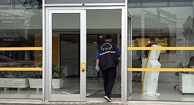 Bankanın kapı camını kırıp kaçtılar