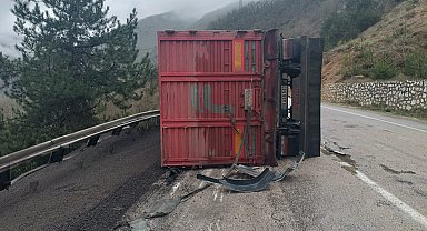 Bariyerlere çarpan kömür yüklü TIR devrildi