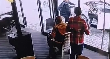 Bartın'da el freni çekilmeyen otomobili son anda durdurdu