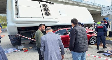 Bartın'da halk otobüsü otomobilin üzerine devrildi; yaralılar var